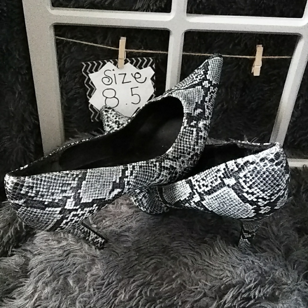 Pointed heels - Picture 3 of 3